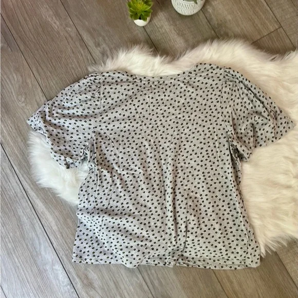 LOFT | Gray Mini Flower Daisy Pattern Flutter Sleeves Women's Top (L) - Picture 7 of 7